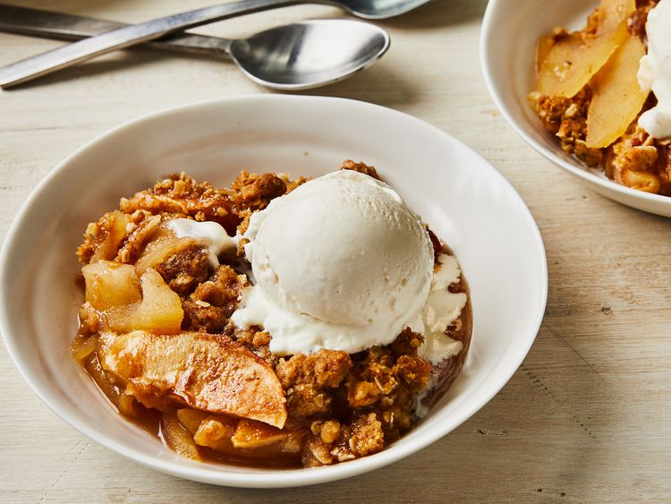 image of apple crisp on a plate
